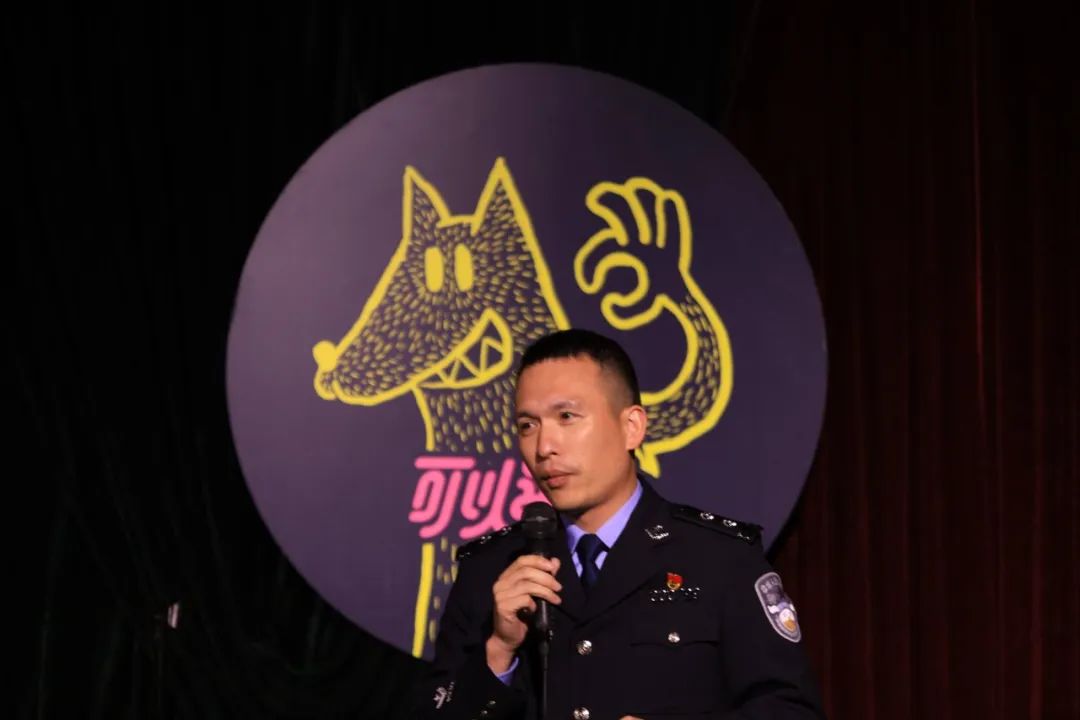 桂林一位民警走上脱口秀舞台！反诈故事幽默有梗(图2)