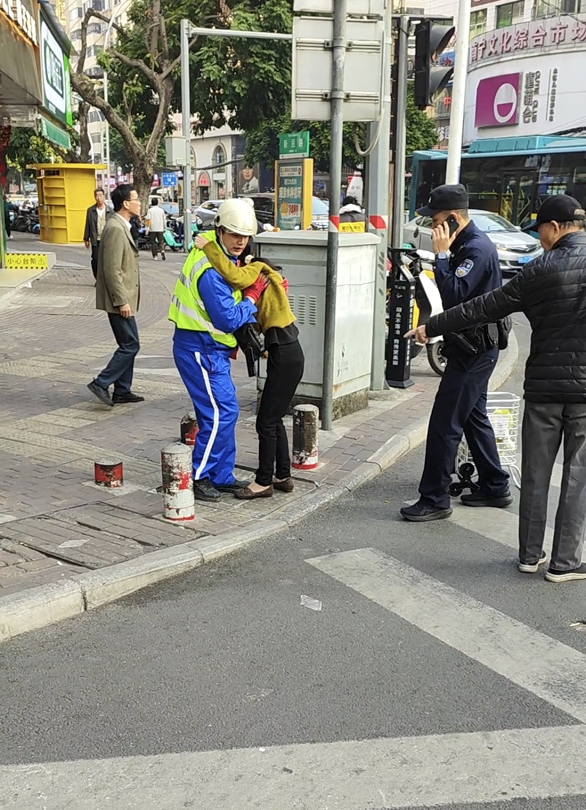 找到了！在车流中护住晕厥女子的“马甲男”是他丨身边的感动