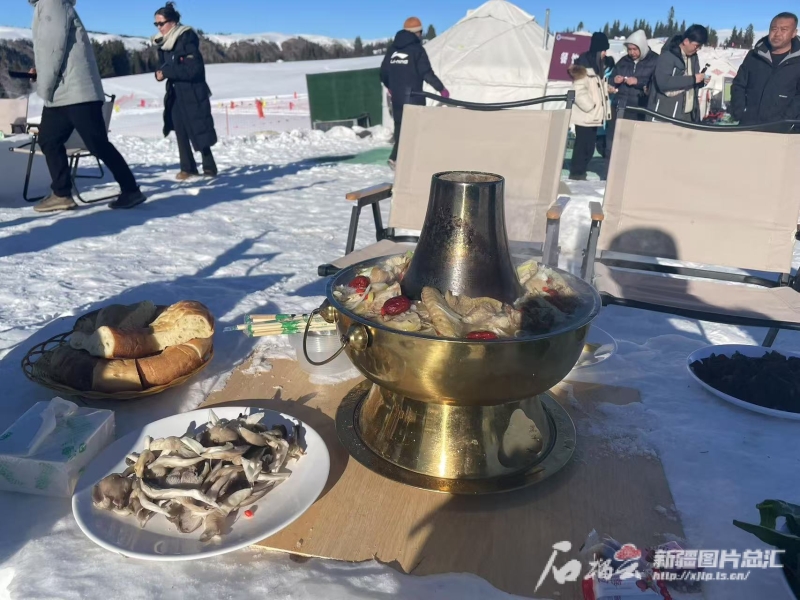 雷竞技官网新疆的雪花开了·冬日新美食 雪地火锅 寒冬里的炽热诱惑(图1)