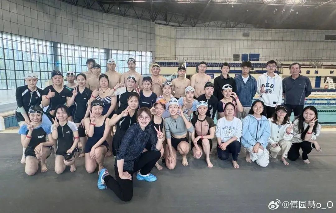 傅园慧入职浙大第一节课教蛙泳！(图1)