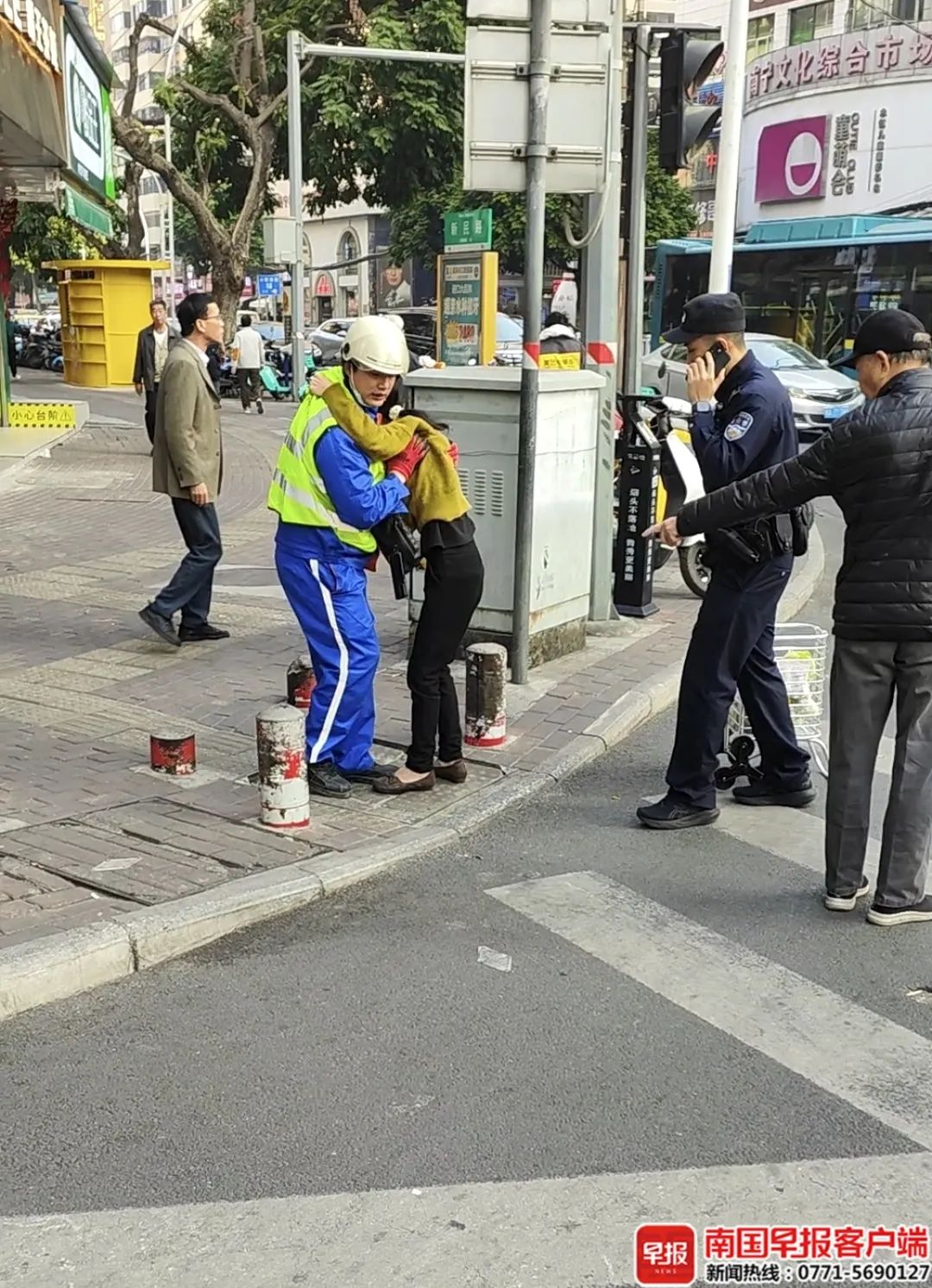 找到了！车流中护住晕厥女子的广西“马甲哥”网友狂赞