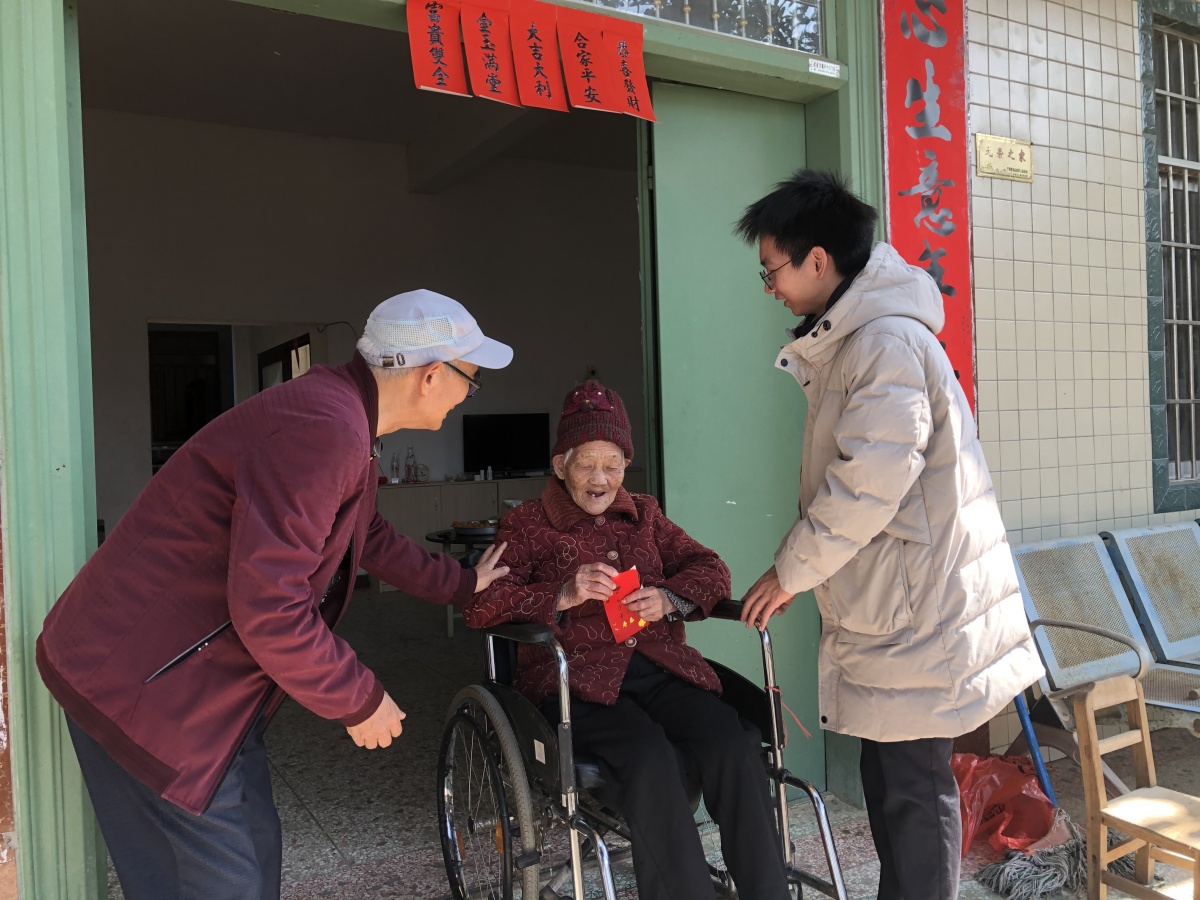 为高龄老人发红包！博白这个村的“老人家”真暖