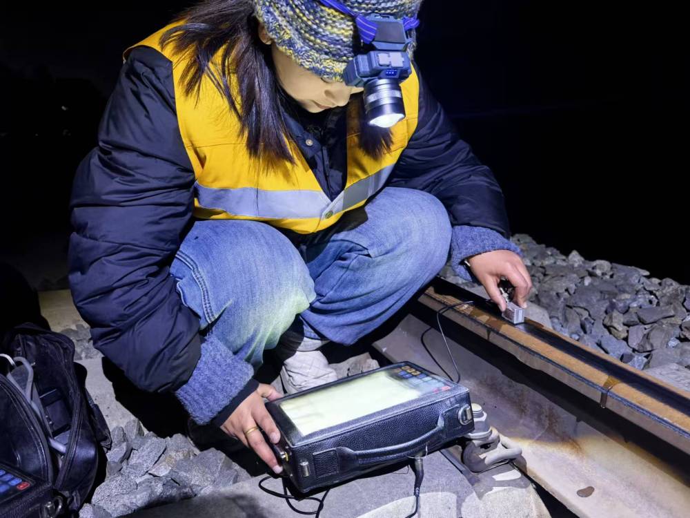 新春走基层·记者体星空体育注册验360行|跟随天路上的“铿锵玫瑰”做“钢轨医生”(图2) 新春走基层·记者体星空体育注册验360行|跟随天路上的“铿锵玫瑰”做“钢轨医生”(图2)
