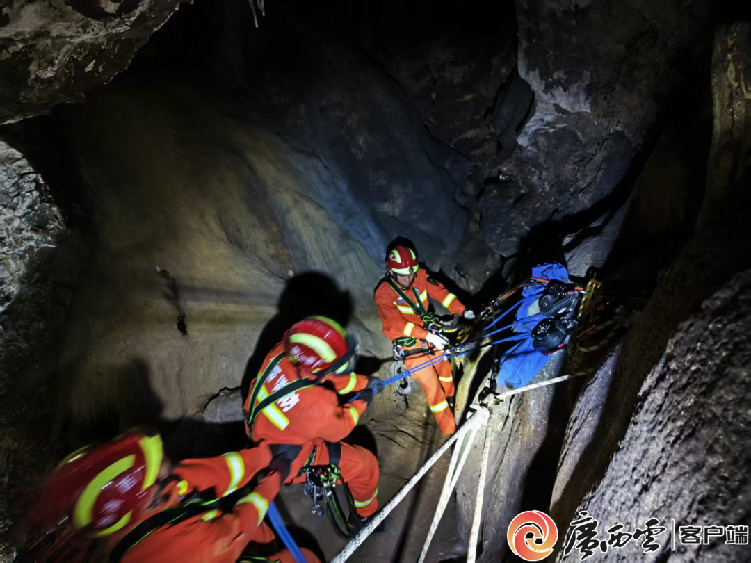柳州一男子被困山中洞穴 消防历时15小时救援(图2)