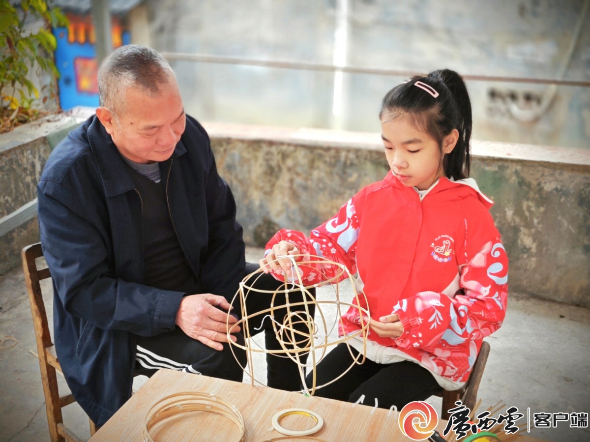 九游体育：今年国潮花灯热销不少家长带孩子去学习花灯制作技艺