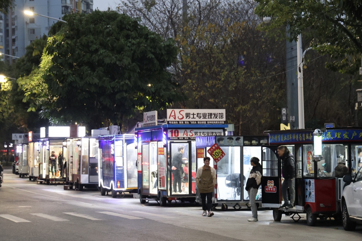 你在小巴上理过发吗？来南宁这条夜市街试试