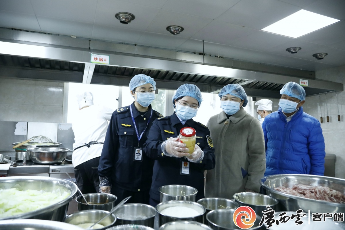 筑牢食品安全防线 南宁开展春季校园食品安全专项检查(图1)