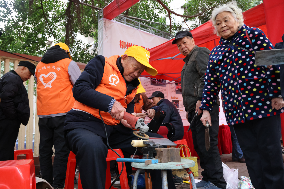 “雷锋街市”开市60年！86岁磨刀爷爷、70岁“表叔”用绝活温暖大家