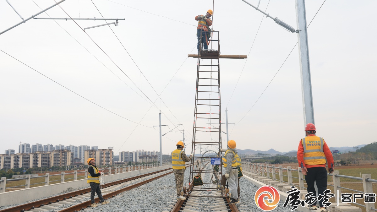 南凭高铁崇凭段开始架设接触网导线(图2)