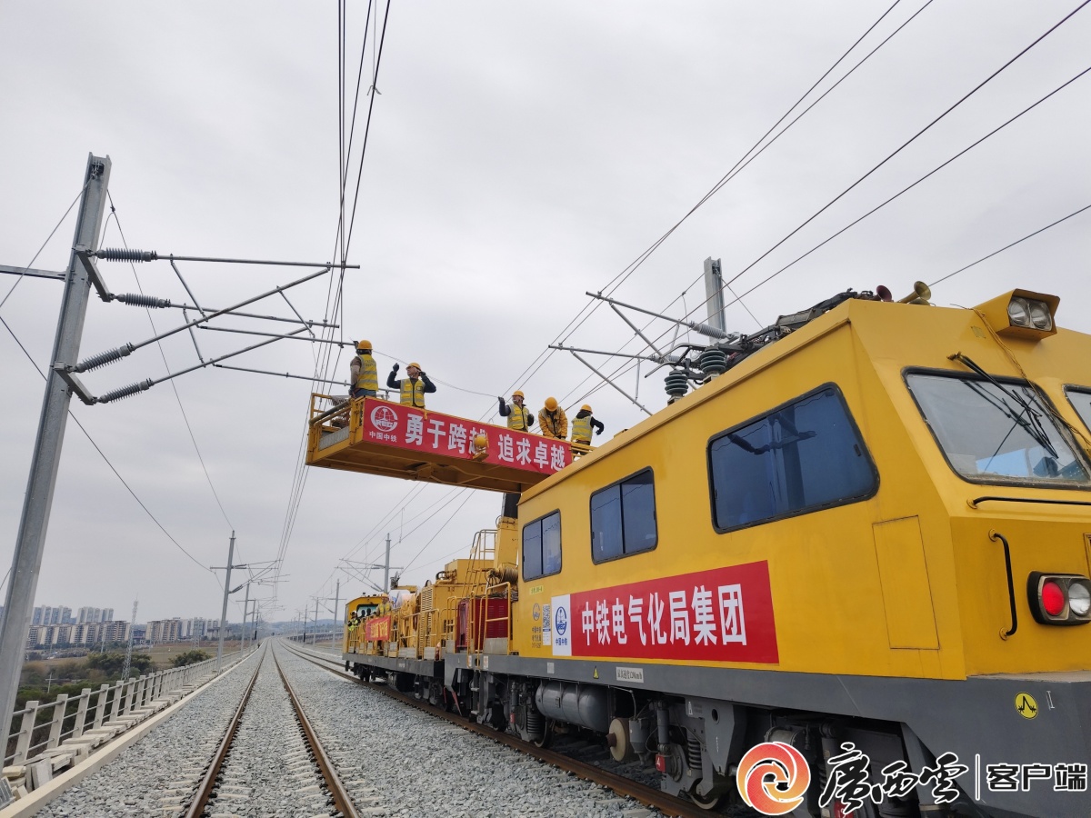 南凭高铁崇凭段开始架设接触网导线(图1)