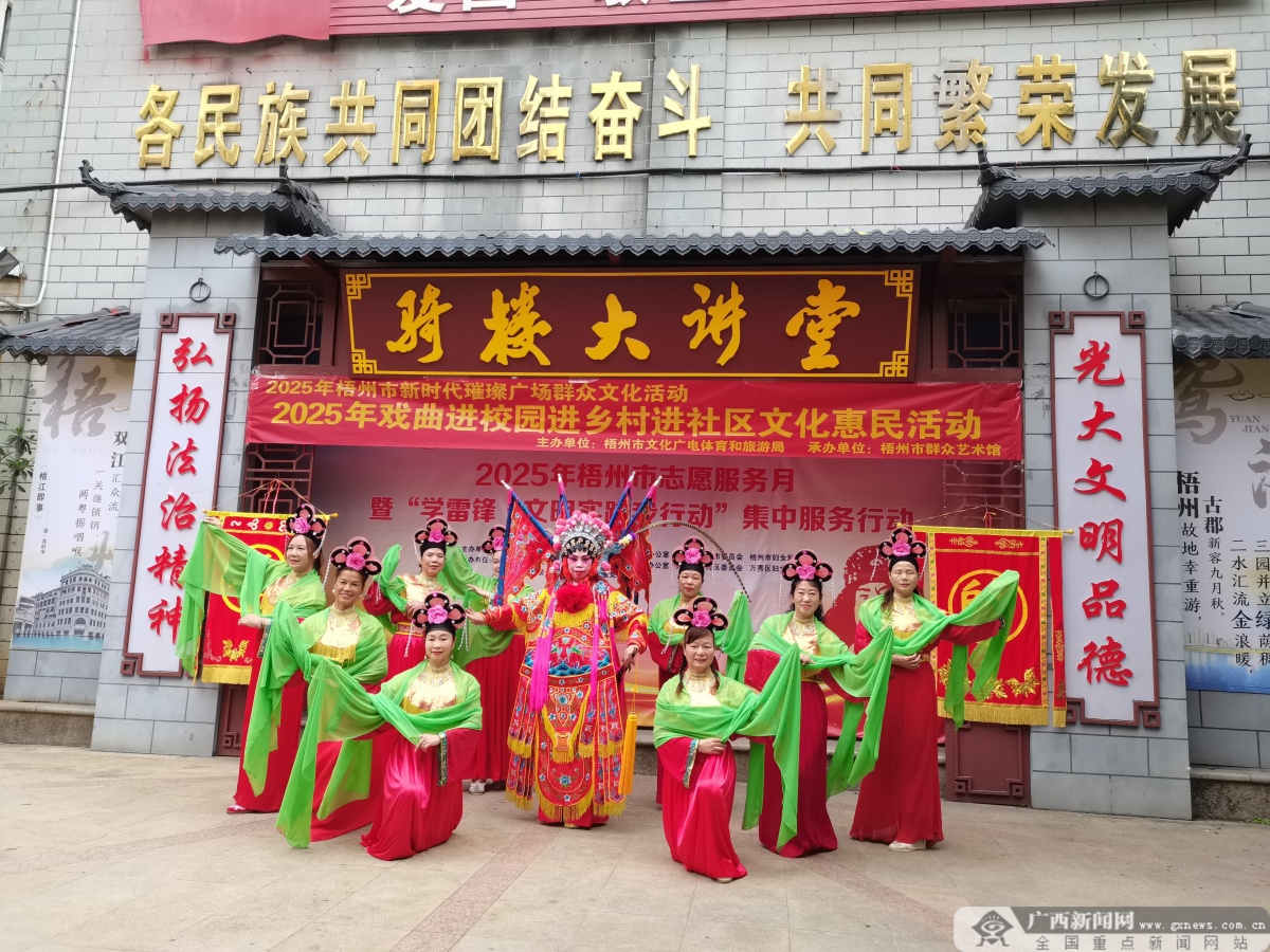 百年骑楼惊现粤剧快闪！68岁阿婆打拍子画面刷屏，游客当场拜师