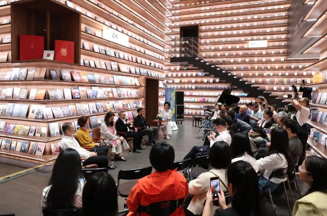 2025年广西青年作家创作交流活动在邕举行 自治区民宗委系统二人签约
