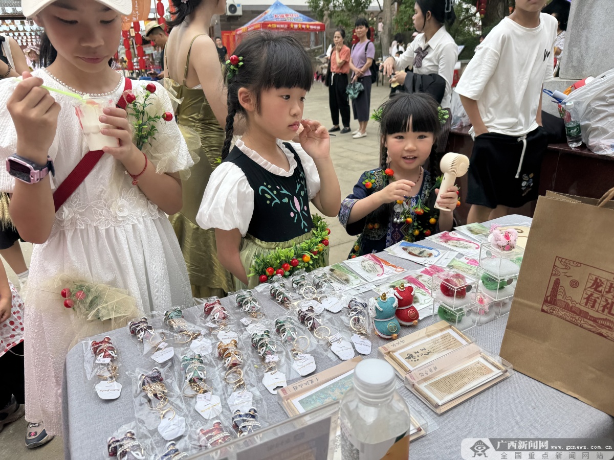 九游娱乐官网全国夏季“村晚”为何落在梧州市富回村？(图17)