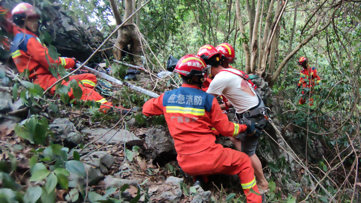 来宾一男子野钓不慎坠落深坑，消防紧急救援