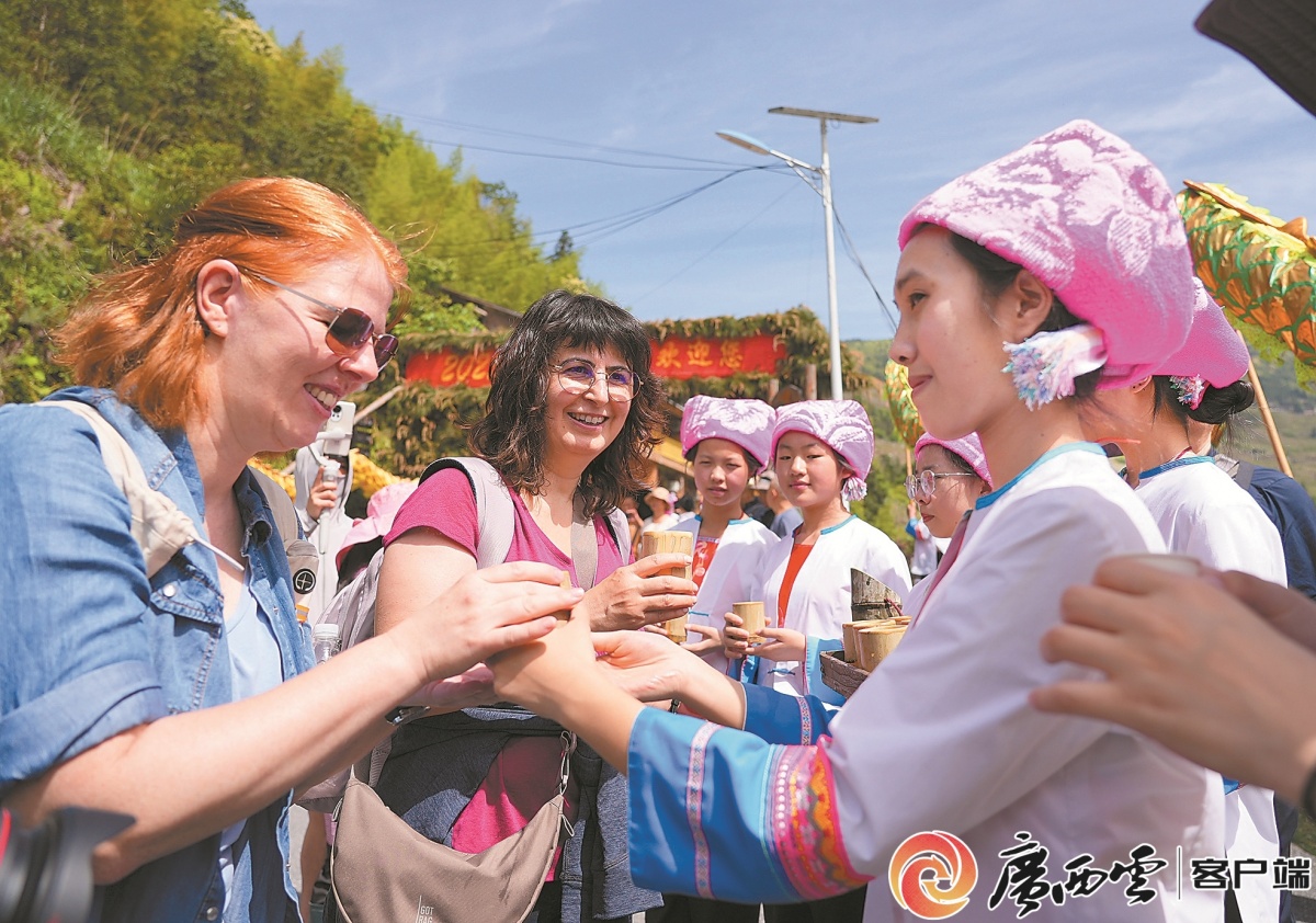 提振消费进行时丨风情游“圈粉”中外游客(图2)