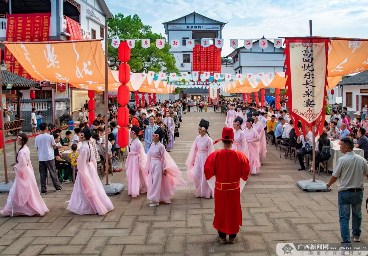 九游娱乐官网全国夏季“村晚”为何落在梧州市富回村？(图4)