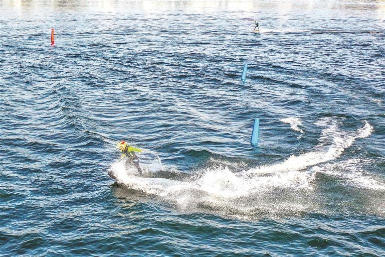 跨省骑行“撸铁”冲浪…… 柳州市民假期开启运动健身模式星空体育平台(图3) 跨省骑行“撸铁”冲浪…… 柳州市民假期开启运动健身模式星空体育平台(图3)
