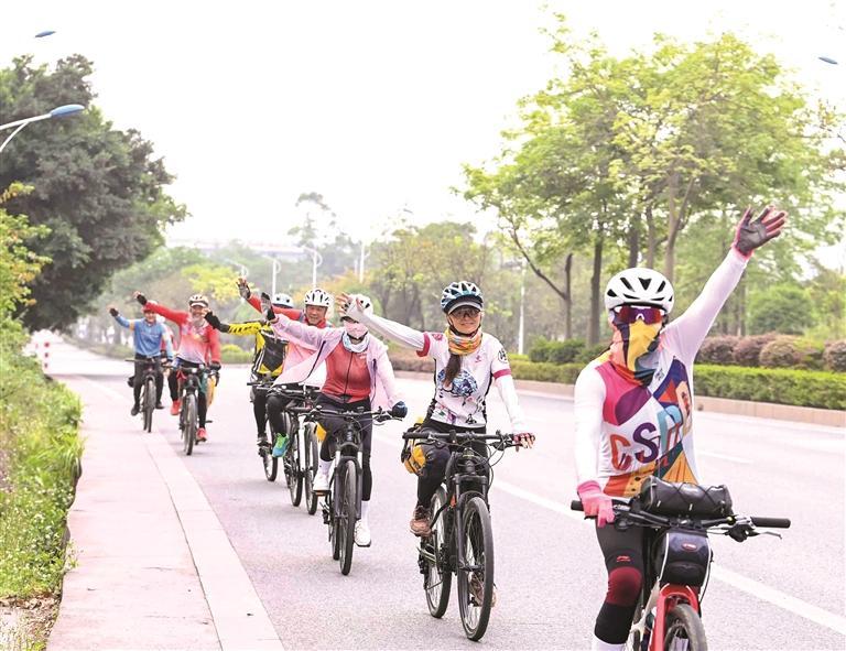 跨省骑行“撸铁”冲浪…… 柳州市民假期开启运动健身模式星空体育平台(图1) 跨省骑行“撸铁”冲浪…… 柳州市民假期开启运动健身模式星空体育平台(图1)