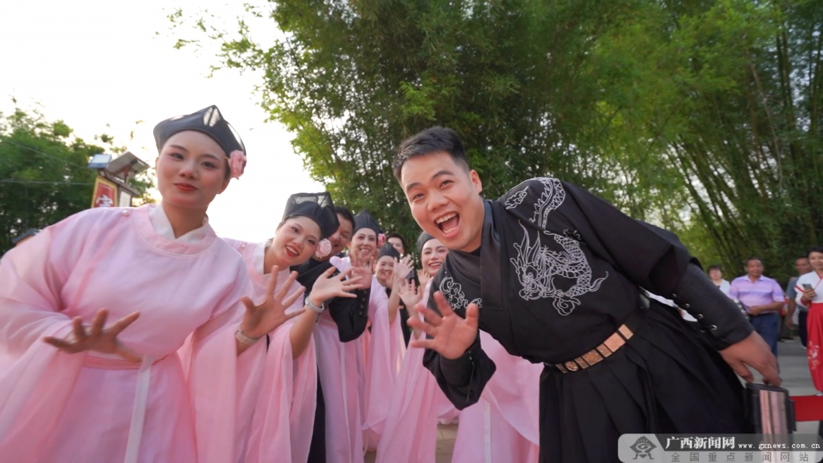 九游娱乐官网全国夏季“村晚”为何落在梧州市富回村？(图2)