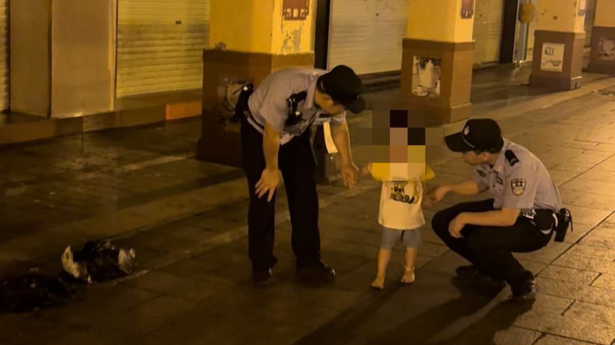 玉林2岁男童凌晨街头独行，辅警化身“临时奶爸”