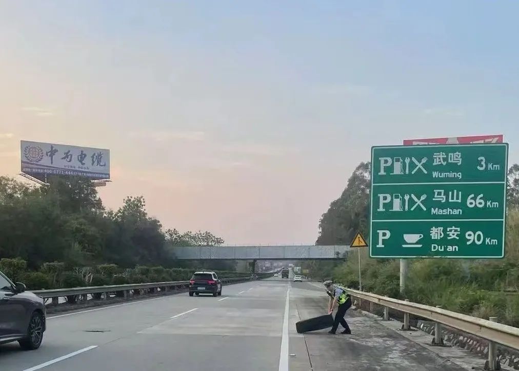 高速上“偶遇”障碍物要注意驾驶技巧