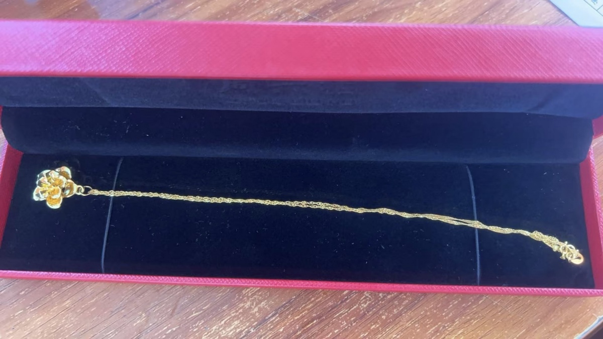 母亲节，南宁13岁男孩花近3000元给妈妈买金项链