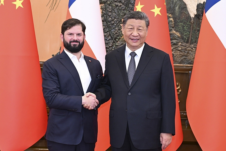 习近平会见智利总统博里奇