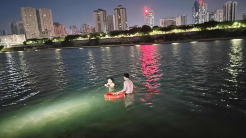 夫妻争吵后，男子深夜竟赌气游邕江