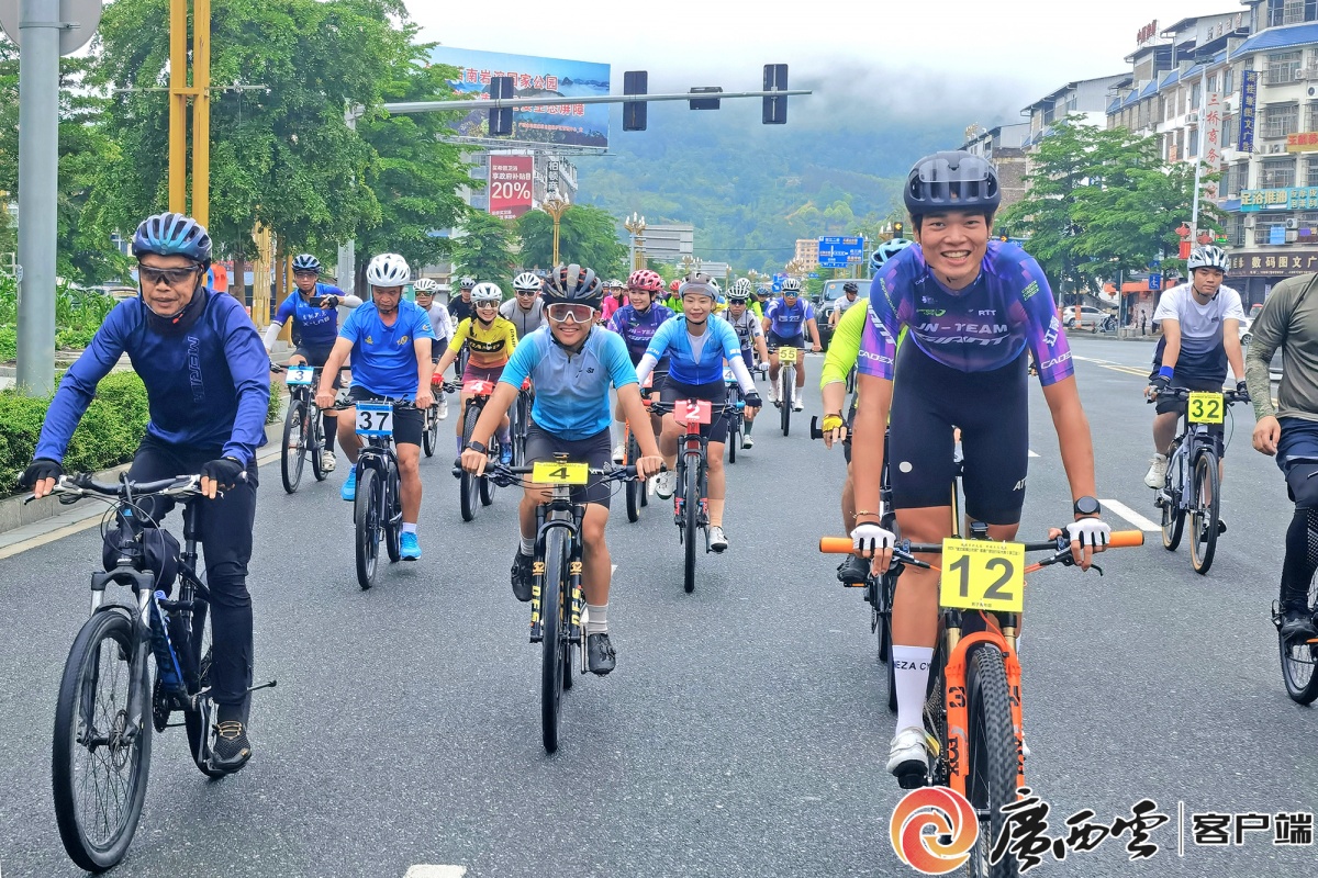 星空体育注册民族风情拉满这场山水间的骑行盛会太美了(图1)