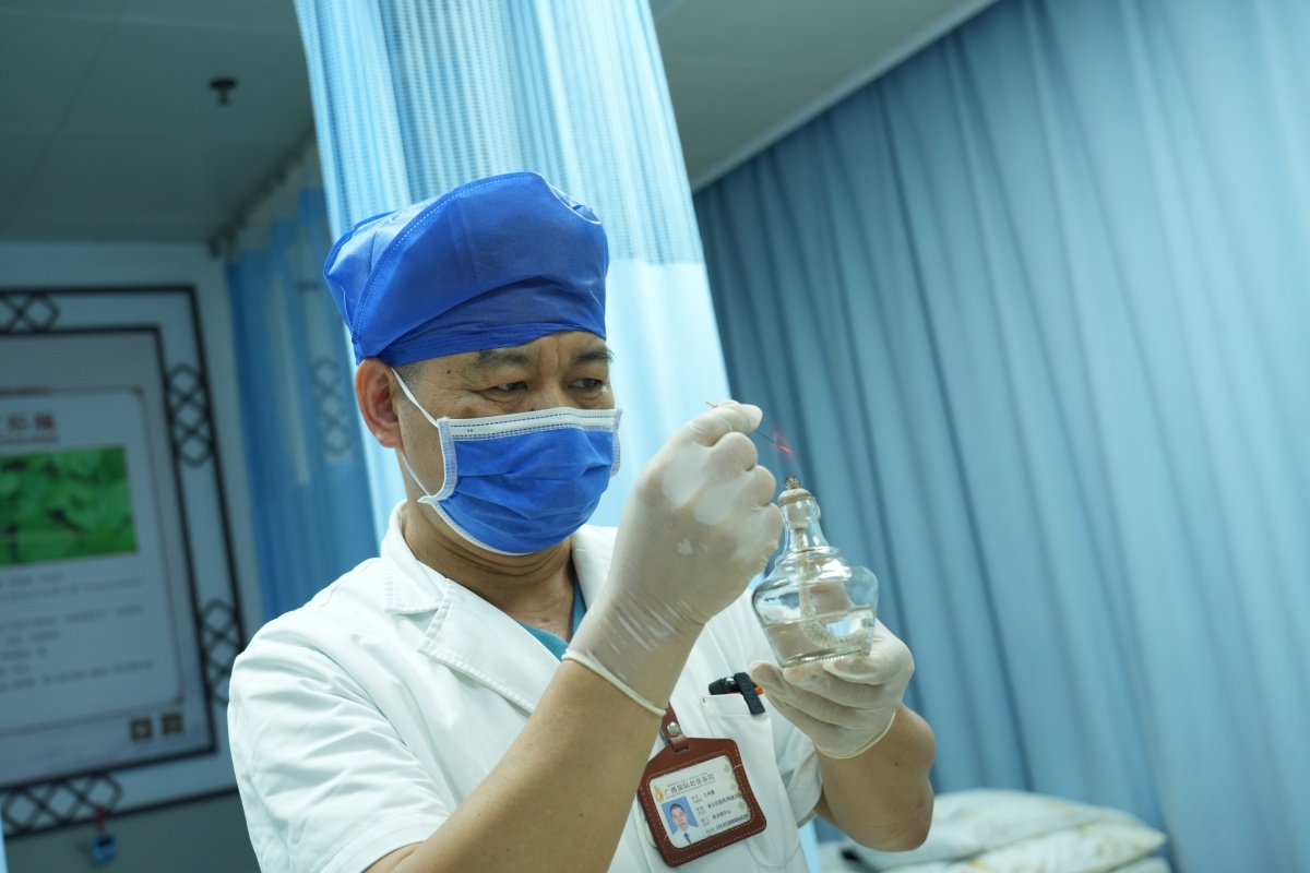 用烧红的针瞬间穿过皮肤，这个“高能”疗法不简单 | “针”有效果