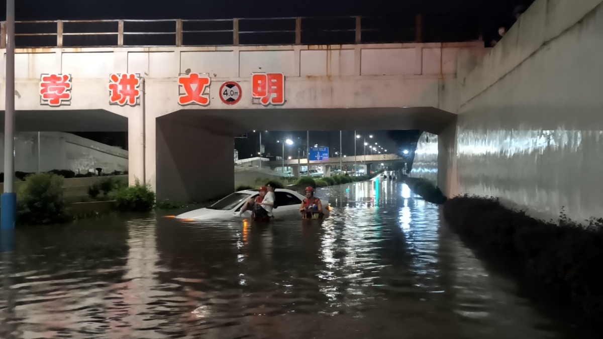 桂林一小车涉水熄火致两人被困，消防部门及时救援