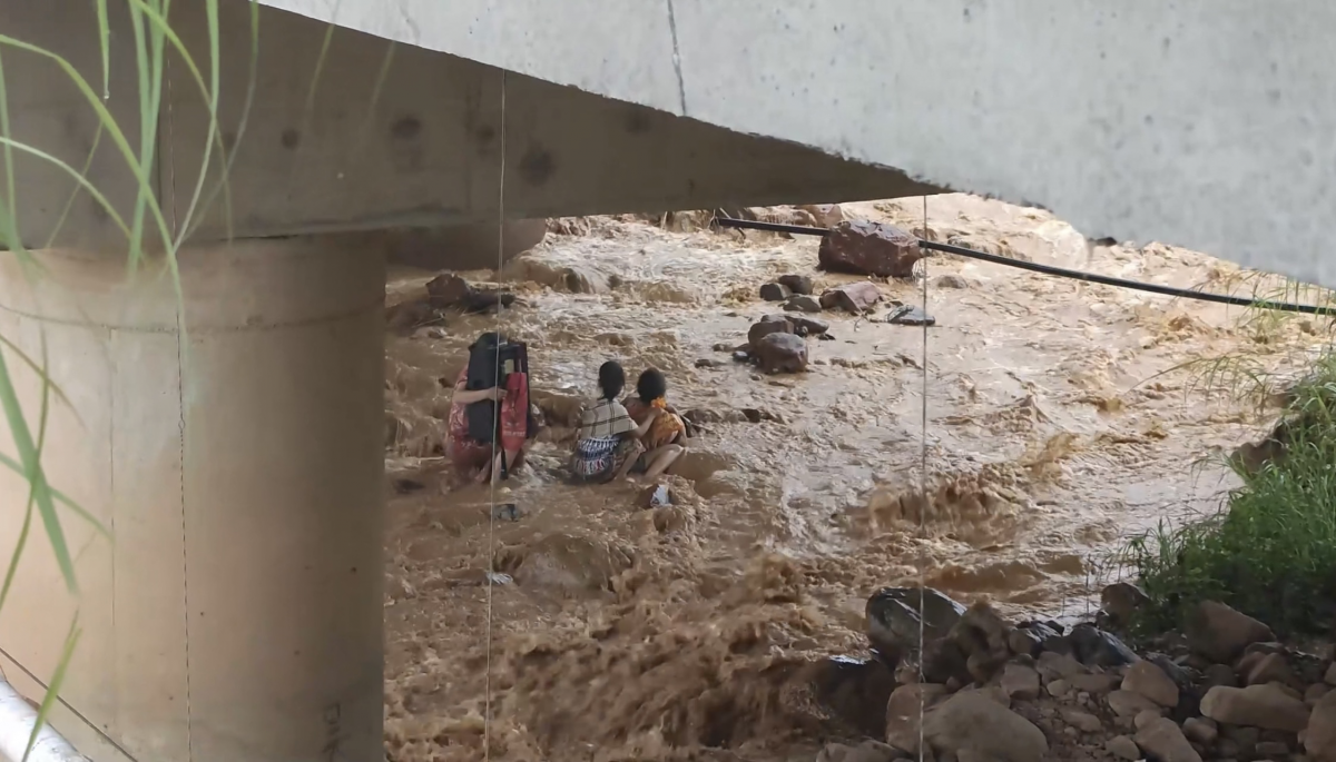 老人和两孩子在桥底避雨遇湍急洪水，贵港消防出动解救