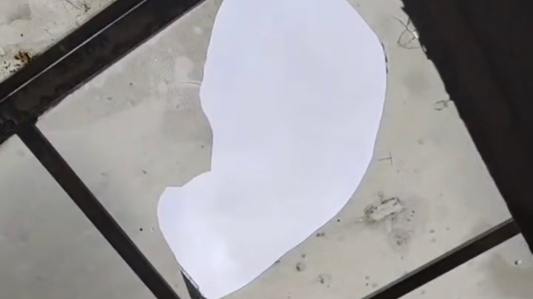 南宁一小区雨棚被西瓜皮砸出大洞，找不到肇事者，谁来负责？