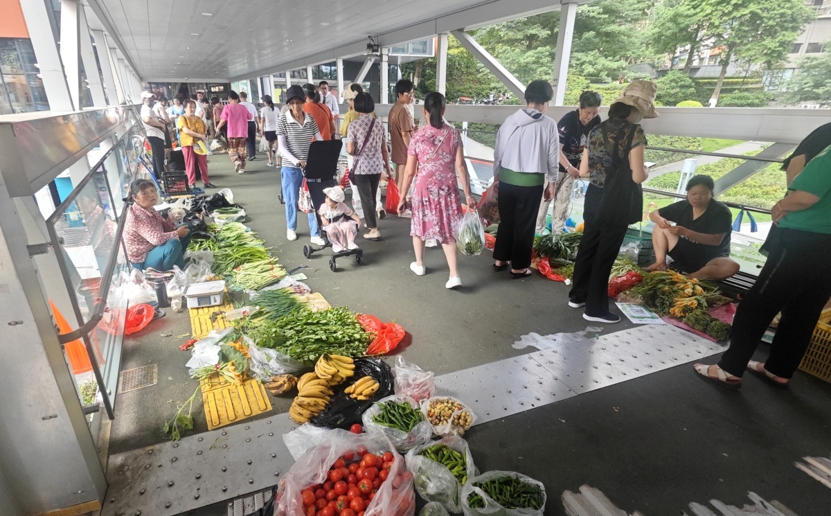 南宁一人行天桥变身菜市场，部门出手整治‌