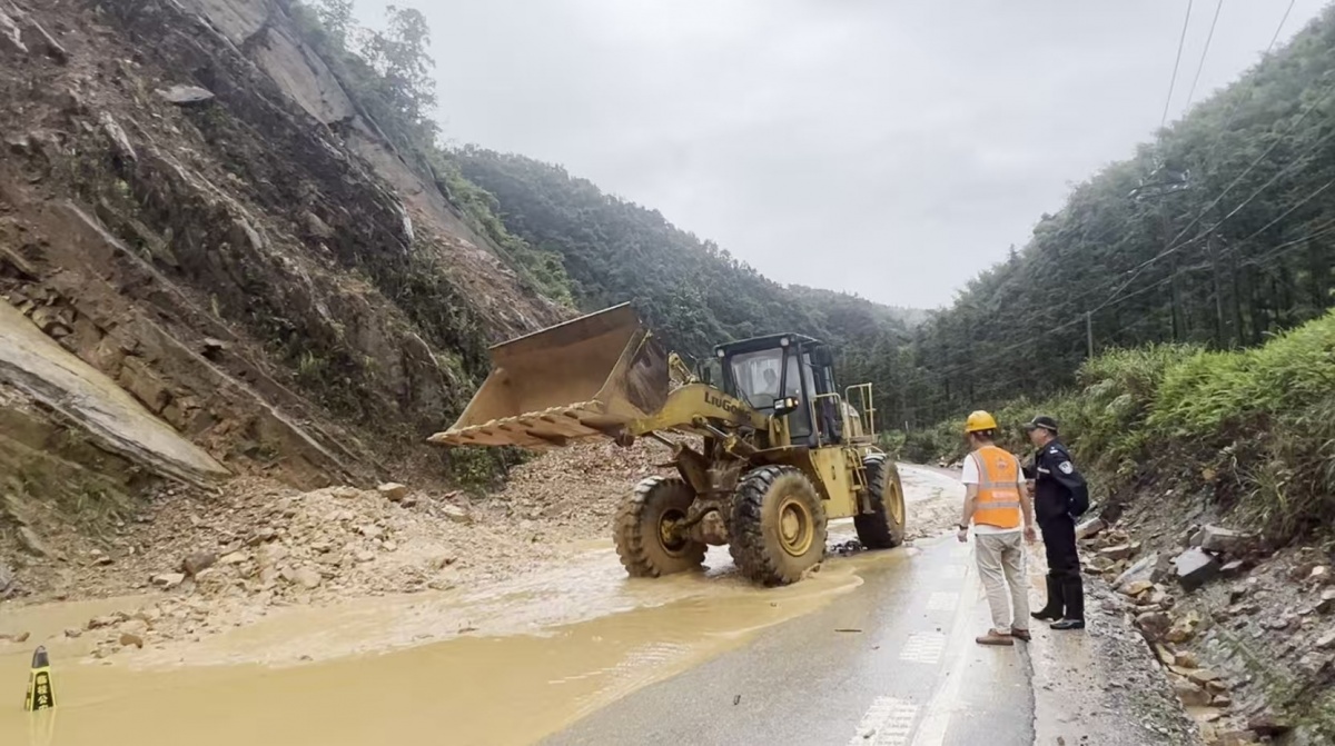 强降雨致桂林多处公路中断，部门迅速抢通