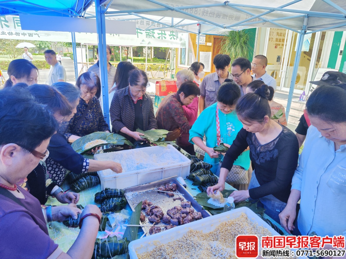 南宁这个小区的业主一起包粽子，现场好欢乐！