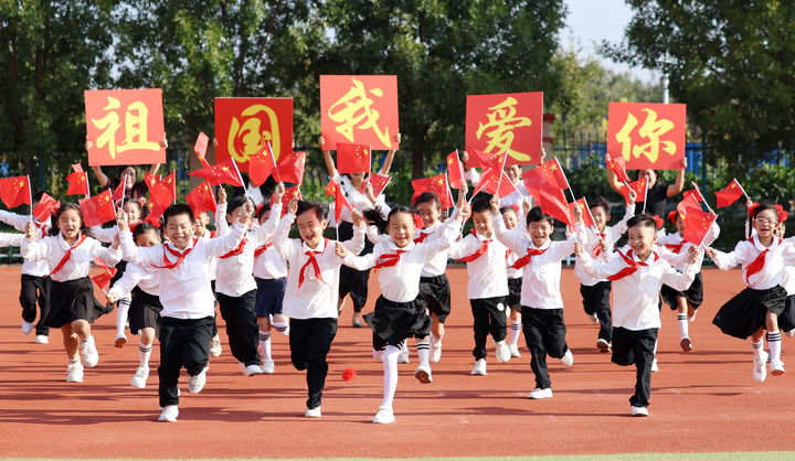“小学、中学甚至是幼儿园，会在人的一生中起很重要的作用，一定要从娃娃抓起。”