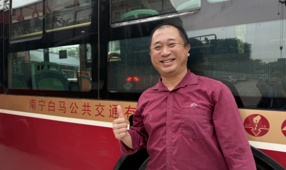 南宁一公交车行驶中突然停车，司机拿起灭火器冲了出去……