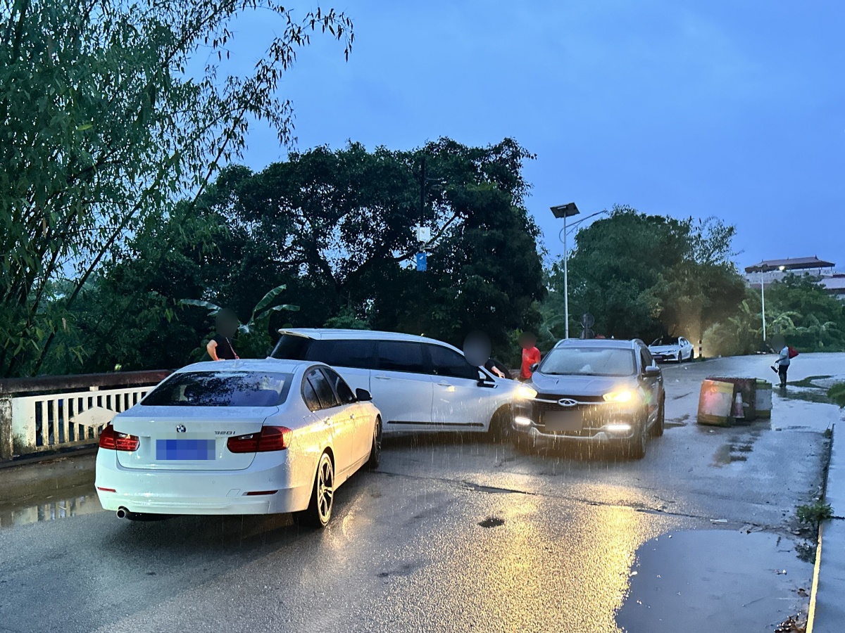 “停车熄火，否则开枪！”一辆偷渡车试图冲卡被崇左警方拦截