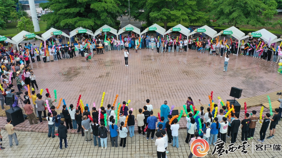 制作艾草香囊、旱地龙舟竞技……南宁这个社区活动将端午文化与文明新风相结合(图1)