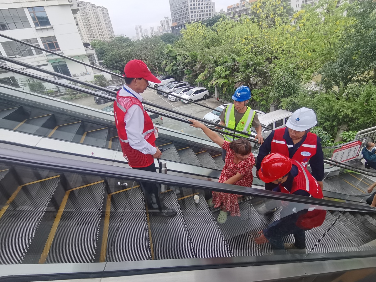 跨线桥电梯突发“险情”怎么办？南宁市政部门开展应急救援演练