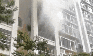 充电宝冒烟致航班返航确保安全务必注意这几点→(图1)