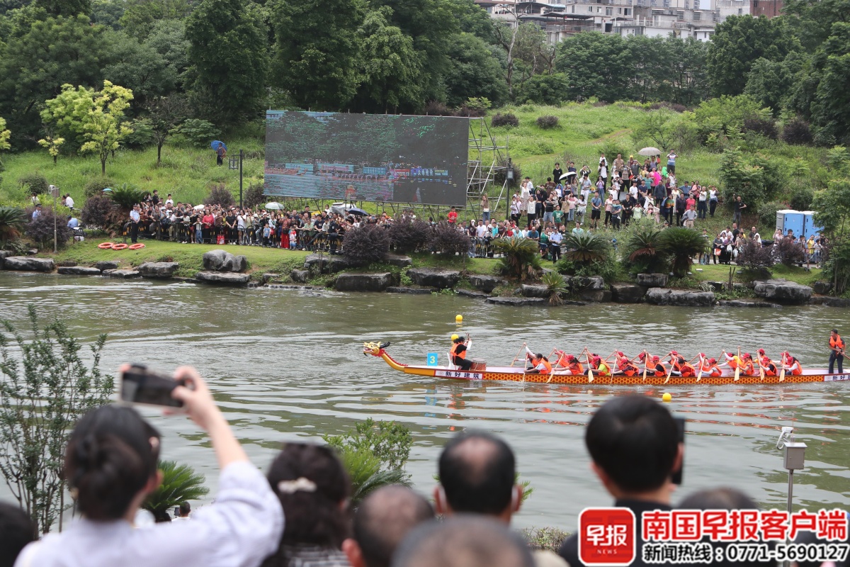 水上飞人特技表演、龙舟竞速……广西这场龙舟邀请赛超燃！(图4)