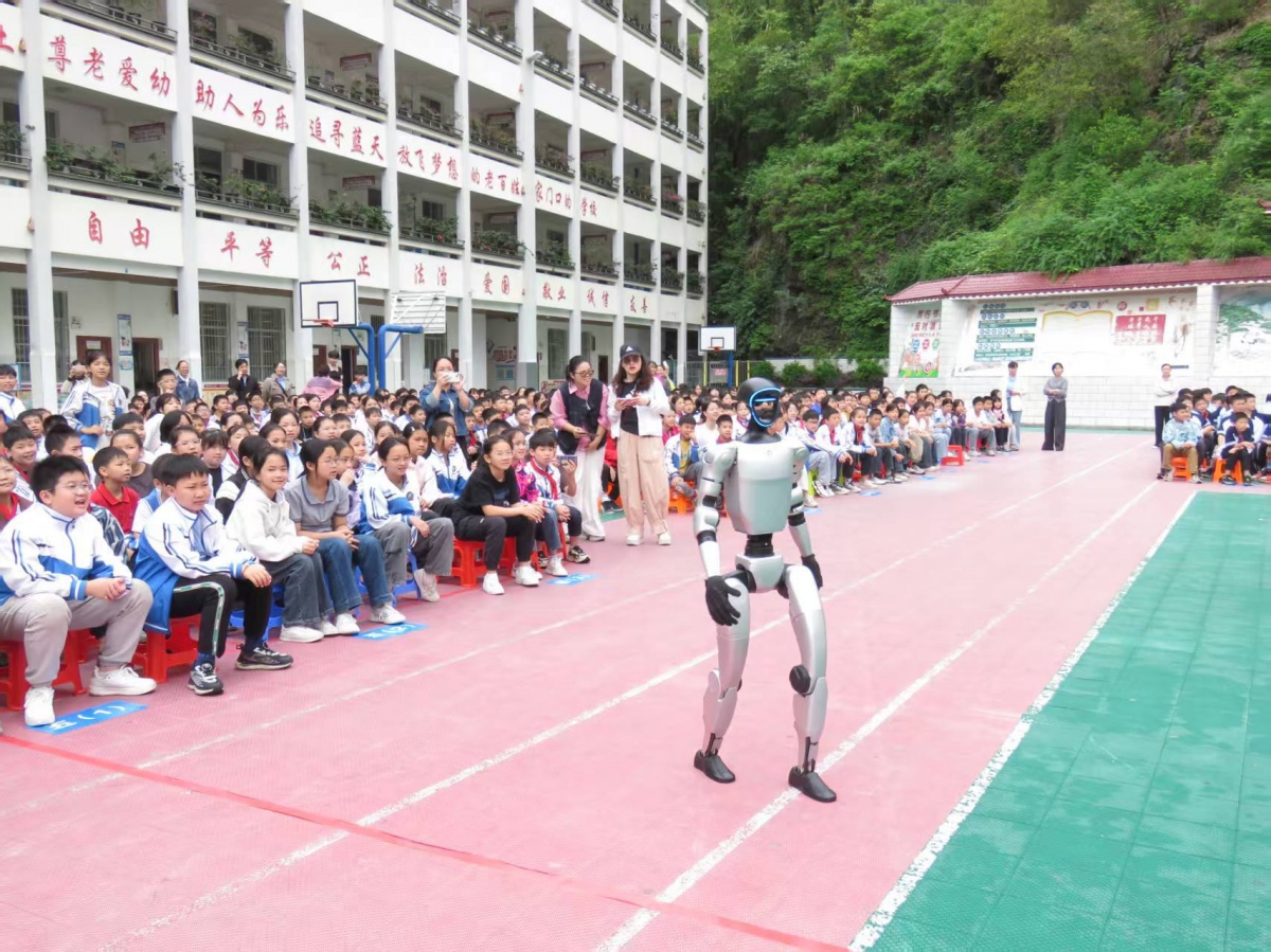 九游娱乐app入口官网AI呆板人互动、呆板狗炫舞……河池凤山