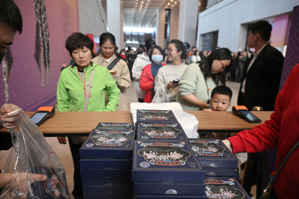 凯发k8国际娱乐文化新观察·文化赋能经济社会发展系列谈｜传统文化引领“新国潮”|