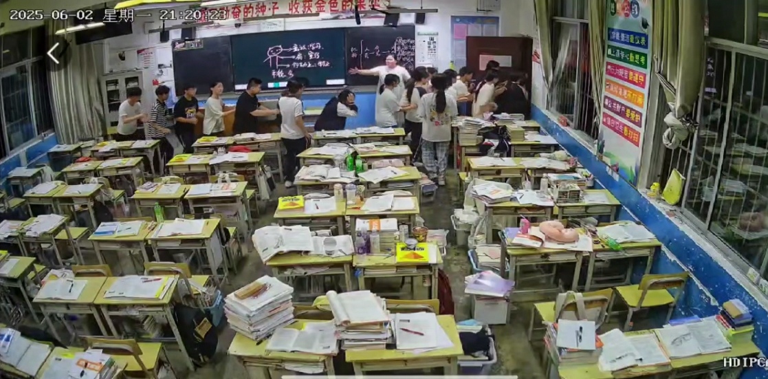 震中守护：怀孕5个月的老师冷静引导，为55名学子撑起逃生通道