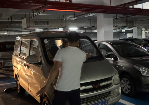 車位被占用，南寧一業(yè)主橫停車攔堵！結(jié)果車窗疑被吐口水