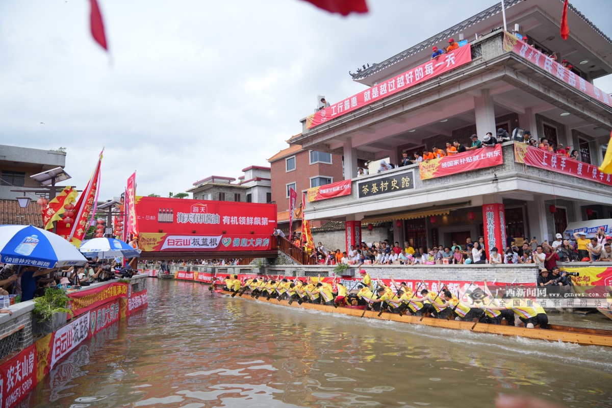 传统也能这么潮！带你直击佛山龙船水上F1漂移大赛