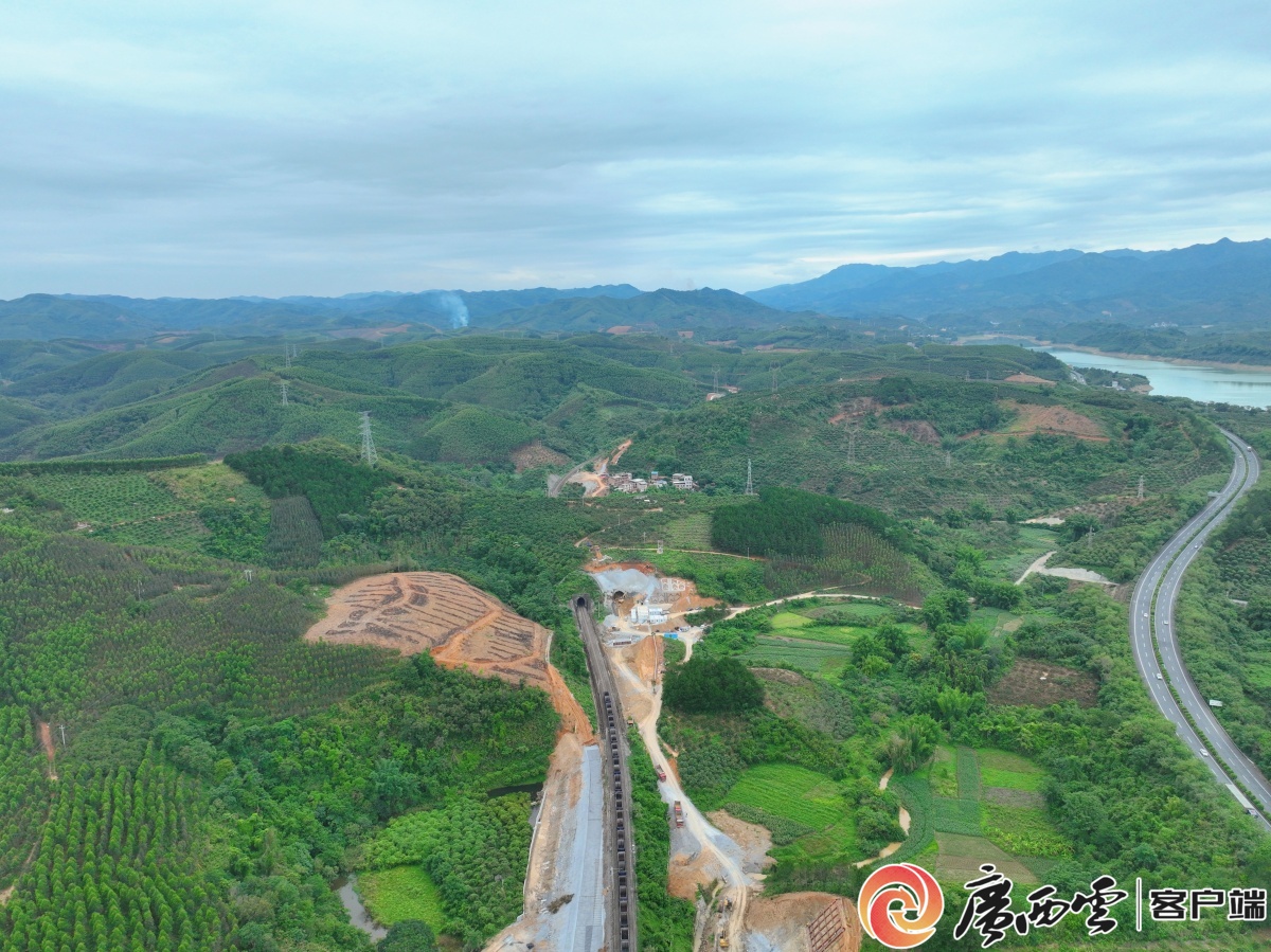 按下“快进键”广西重大项目建设跑出“加速度”(图2)
