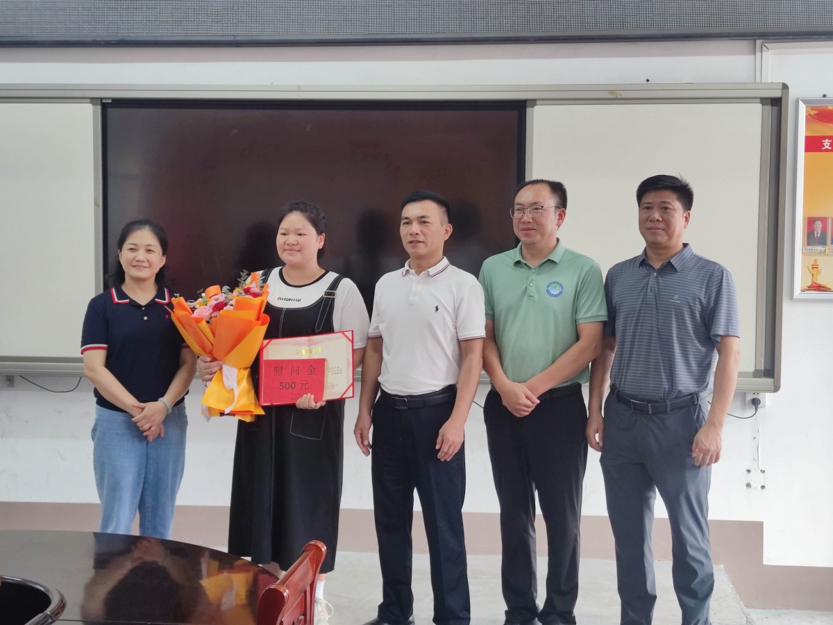 地震中“教科书式”护佑学生撤离，她被授予“凤山优秀共青团干部”
